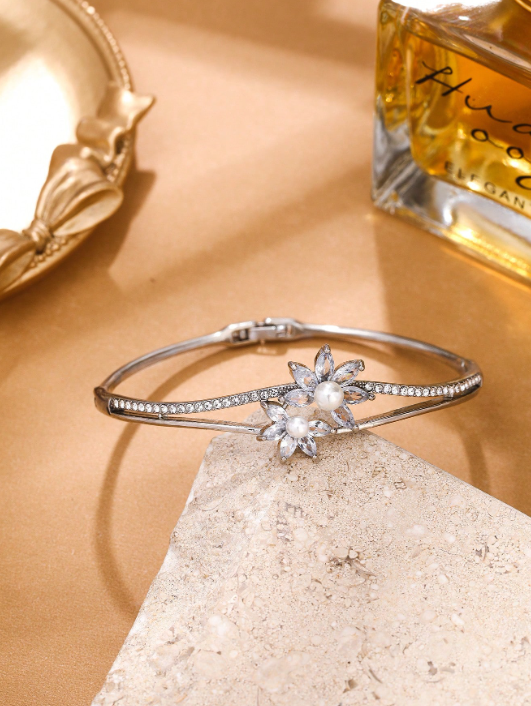 Eleganter Blumenperlakzent Armreif