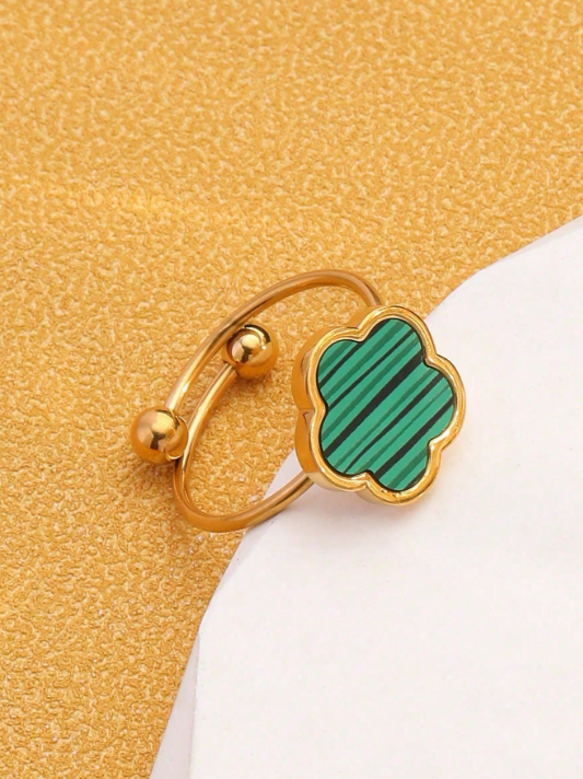 Ring mit Kleeblatt Blumendesign