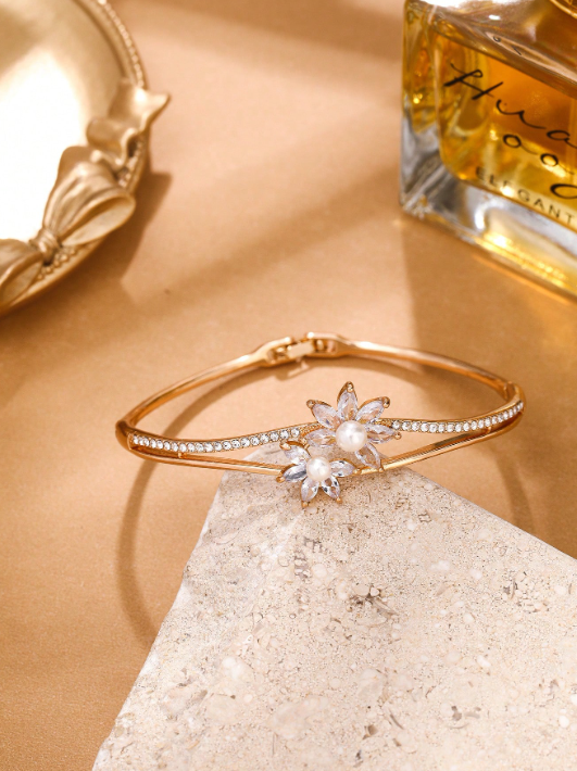 Eleganter Blumenperlakzent Armreif