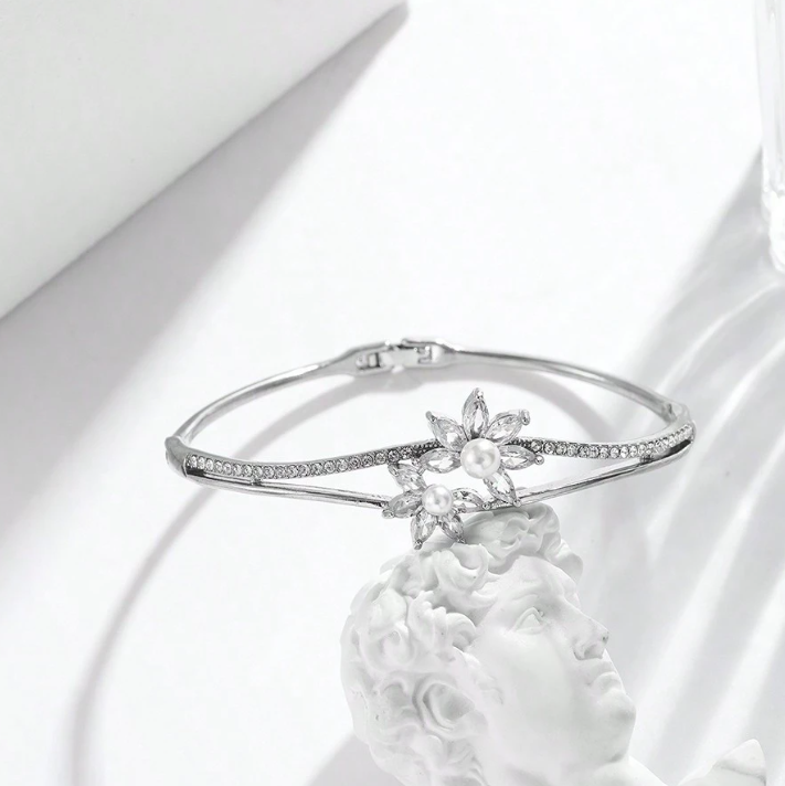 Eleganter Blumenperlakzent Armreif