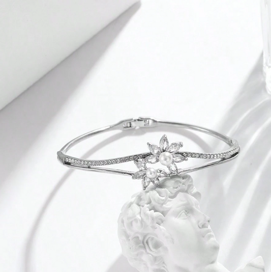 Eleganter Blumenperlakzent Armreif