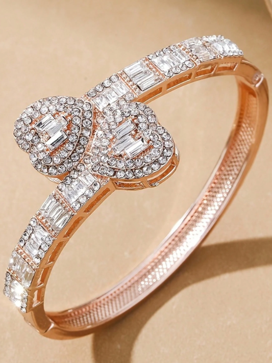 Armband mit offenen funkelnden Herzen  für Frauen