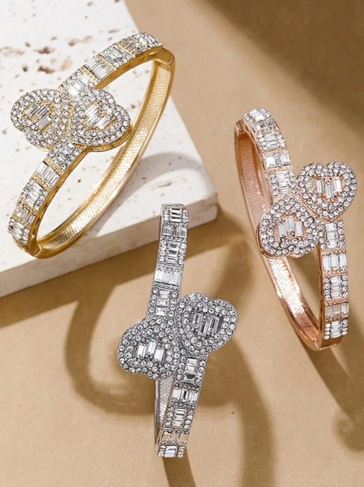 Armband mit offenen funkelnden Herzen  für Frauen