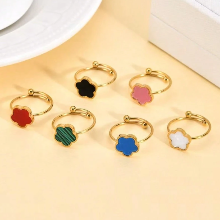 Ring mit Kleeblatt Blumendesign