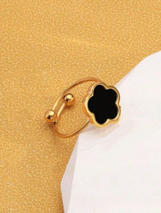 Ring mit Kleeblatt Blumendesign