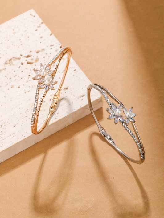 Eleganter Blumenperlakzent Armreif