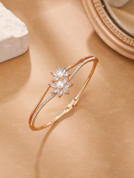Eleganter Blumenperlakzent Armreif