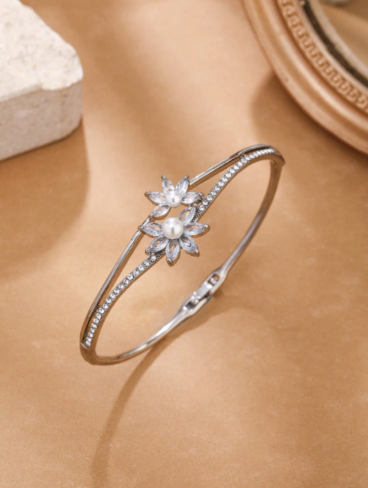 Eleganter Blumenperlakzent Armreif